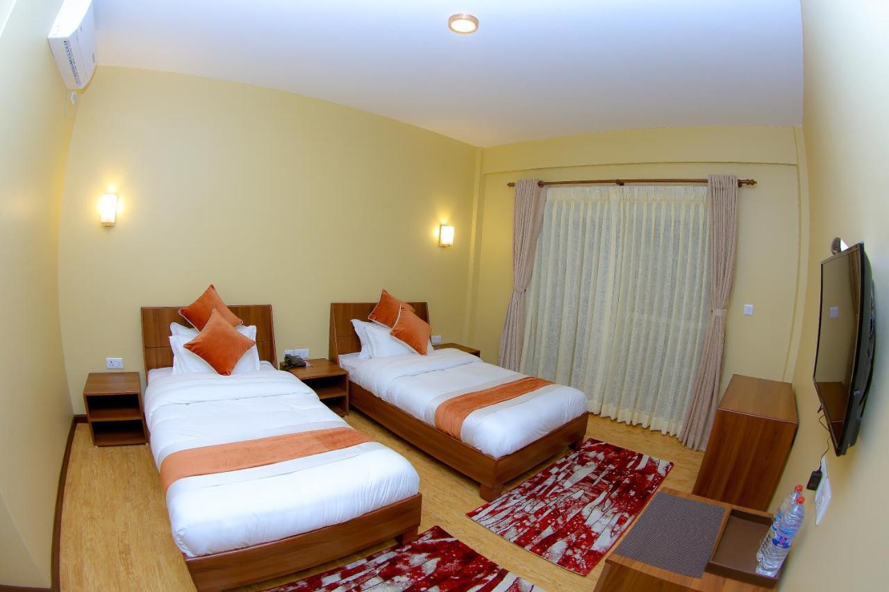 Om Gaura Hotel Pokhara Exterior photo